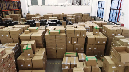 高空视角下的仓储智慧 航拍揭秘现代工厂库房的货物堆积与管理